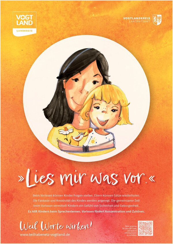 Mutter liest ihrer Tochter ein Buch vor.