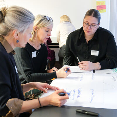 Bild vergr&ouml;&szlig;ern: Die Teilnehmer setzten sich in f&uuml;nf Workshops mit verschiedenen Themen auseinander.